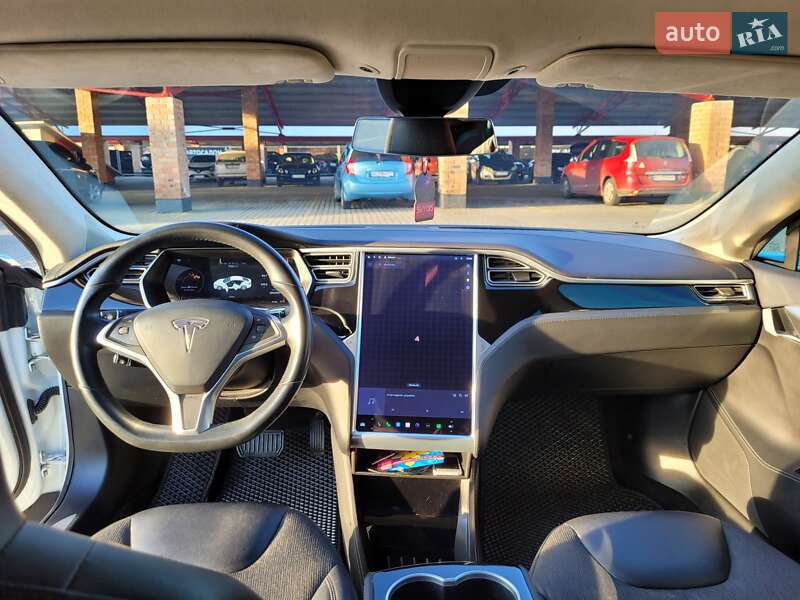 Лифтбек Tesla Model S 2015 в Львове