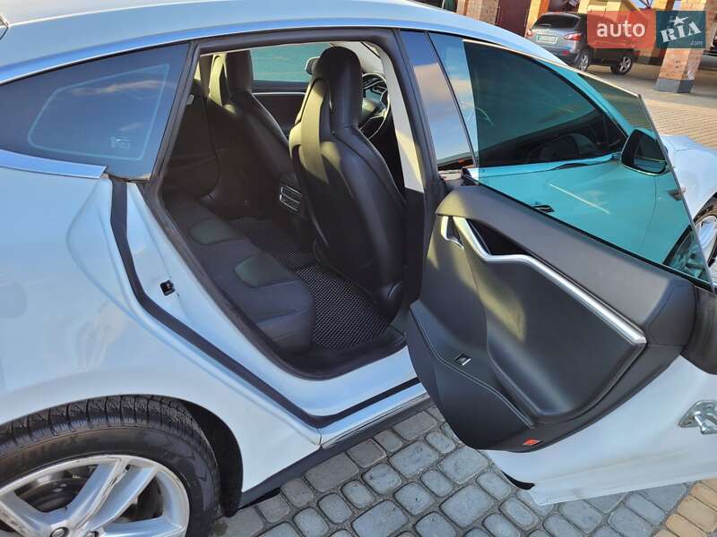 Лифтбек Tesla Model S 2015 в Львове