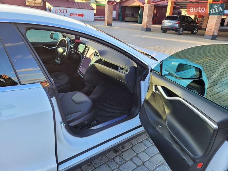 Лифтбек Tesla Model S 2015 в Львове