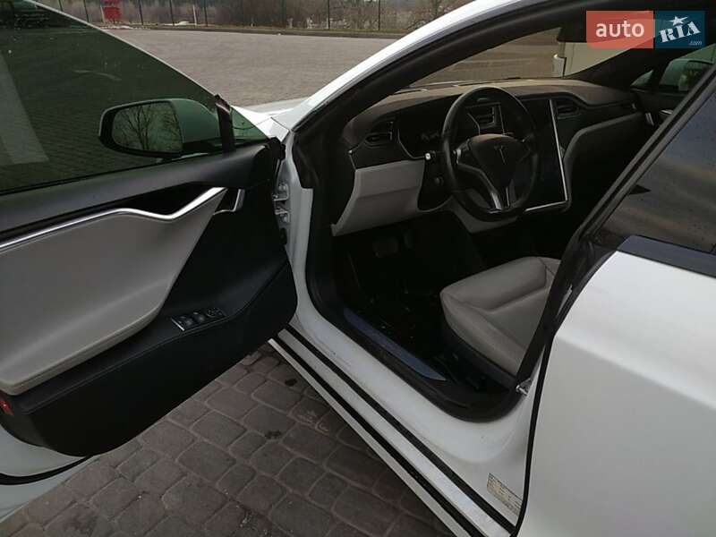 Лифтбек Tesla Model S 2016 в Каменском
