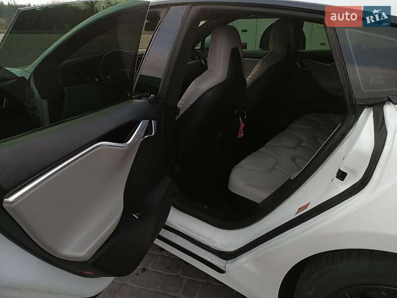 Лифтбек Tesla Model S 2016 в Каменском