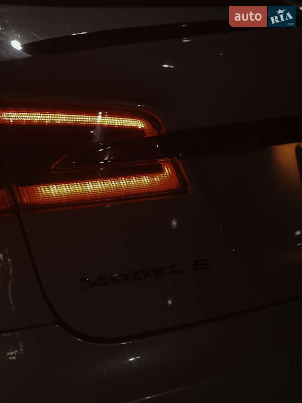 Лифтбек Tesla Model S 2014 в Черновцах