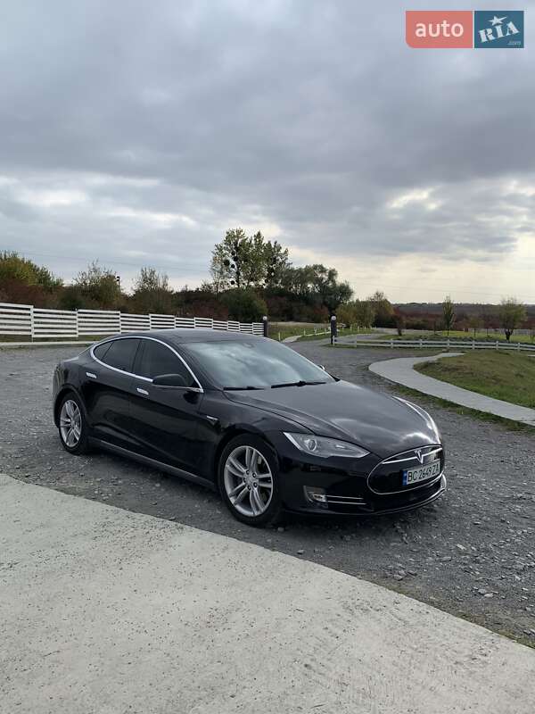 Лифтбек Tesla Model S 2015 в Львове