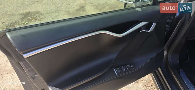 Ліфтбек Tesla Model S 2017 в Івано-Франківську
