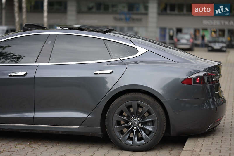 Ліфтбек Tesla Model S 2018 в Чернівцях