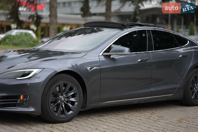 Ліфтбек Tesla Model S 2018 в Чернівцях