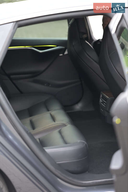 Ліфтбек Tesla Model S 2018 в Чернівцях