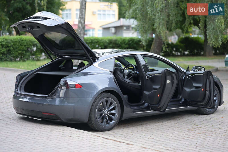 Ліфтбек Tesla Model S 2018 в Чернівцях