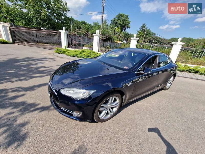 Лифтбек Tesla Model S 2015 в Виннице