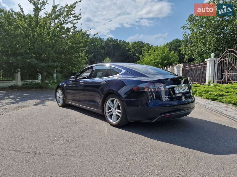 Лифтбек Tesla Model S 2015 в Виннице