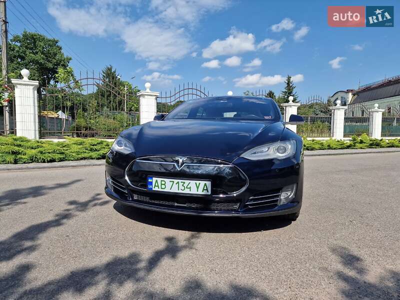 Лифтбек Tesla Model S 2015 в Виннице