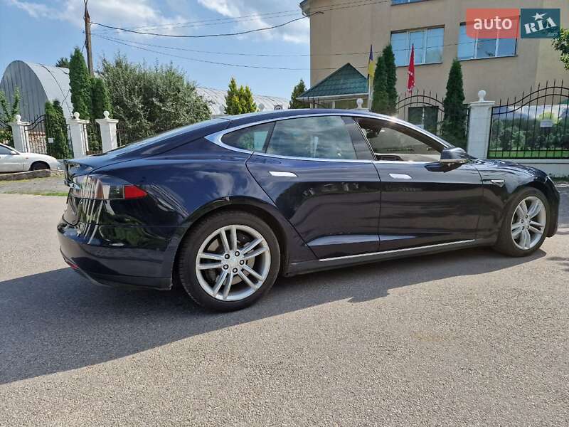 Лифтбек Tesla Model S 2015 в Виннице