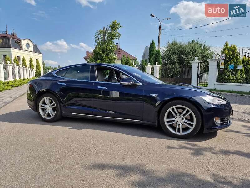 Лифтбек Tesla Model S 2015 в Виннице