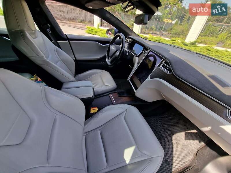 Лифтбек Tesla Model S 2015 в Виннице