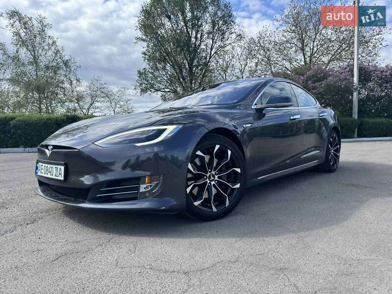 Ліфтбек Tesla Model S