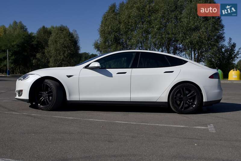 Лифтбек Tesla Model S 2015 в Ирпене