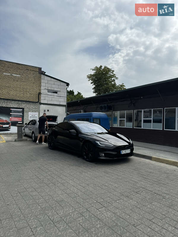 Лифтбек Tesla Model S 2016 в Львове