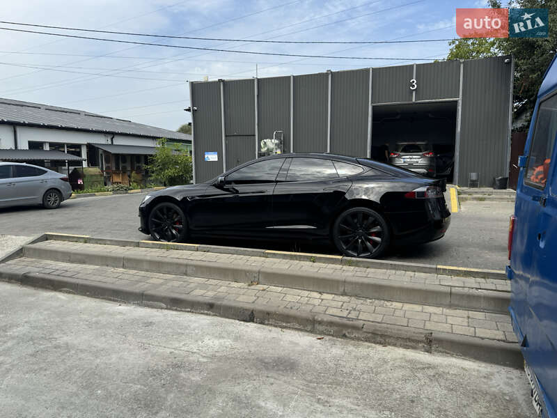 Лифтбек Tesla Model S 2016 в Львове