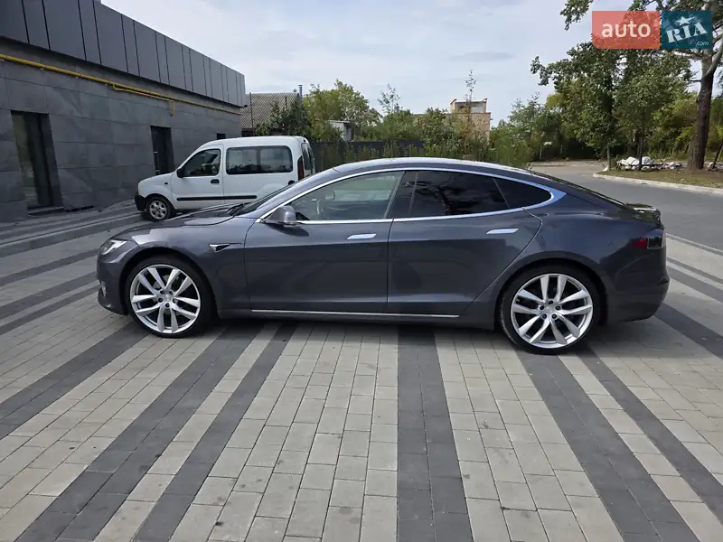 Tesla Model S 2020