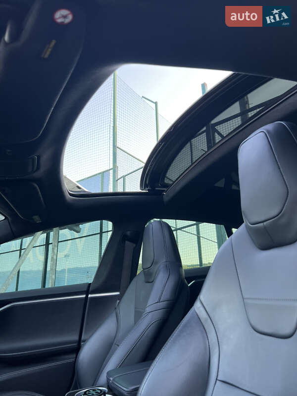 Лифтбек Tesla Model S 2016 в Львове