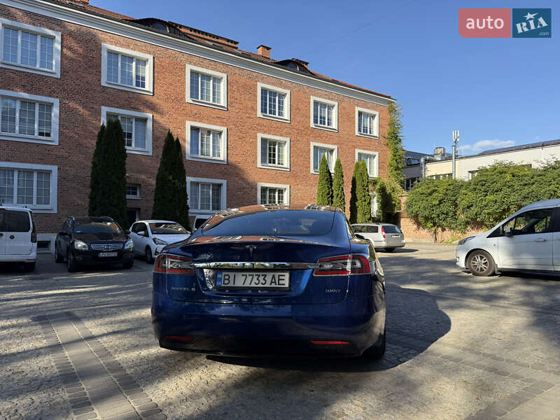 Ліфтбек Tesla Model S 2016 в Кременчуці