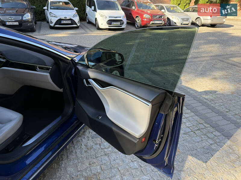 Ліфтбек Tesla Model S 2016 в Кременчуці