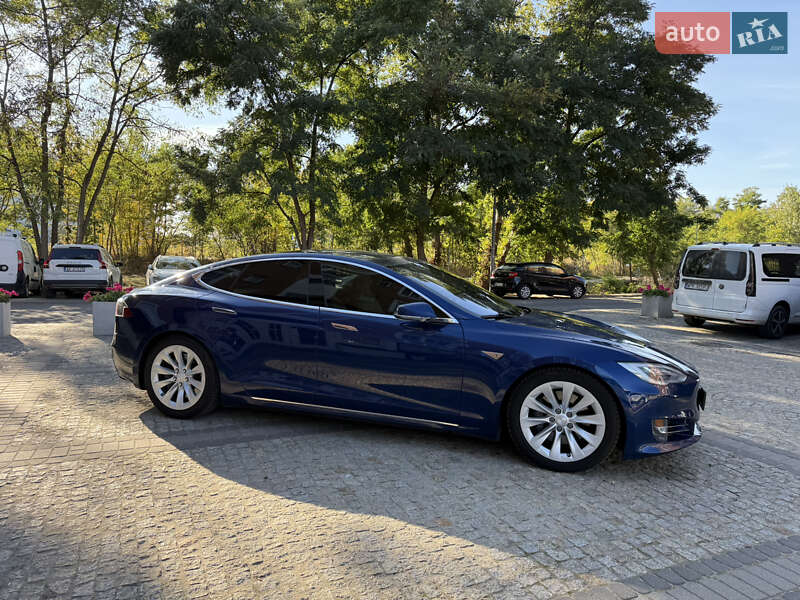 Ліфтбек Tesla Model S 2016 в Кременчуці