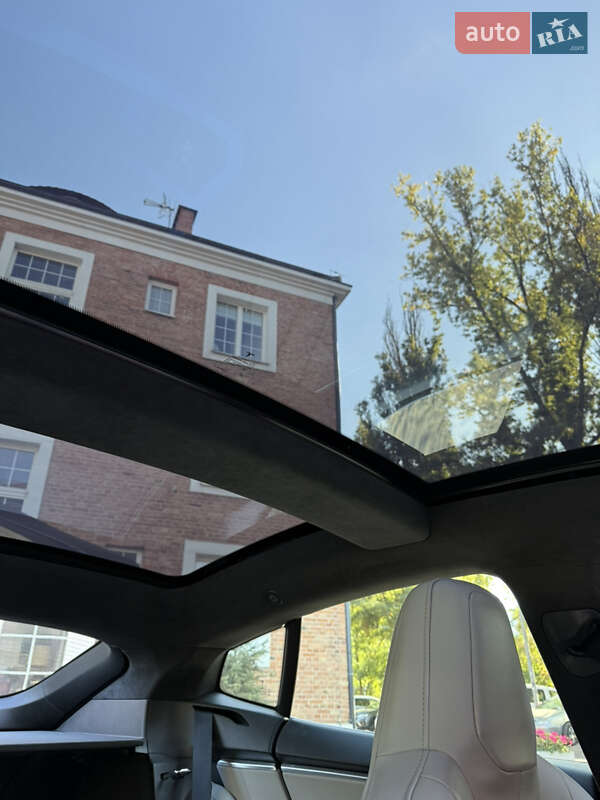 Ліфтбек Tesla Model S 2016 в Кременчуці