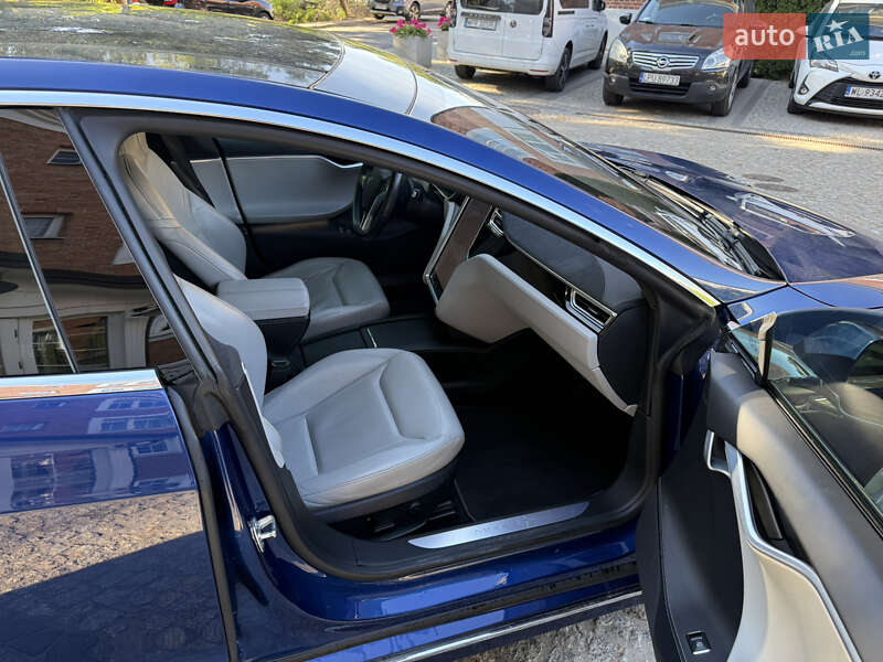 Ліфтбек Tesla Model S 2016 в Кременчуці