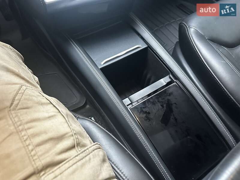 Лифтбек Tesla Model S 2015 в Киеве