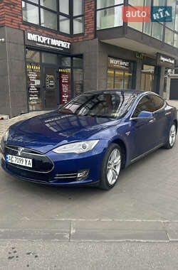 Tesla Model S 2015