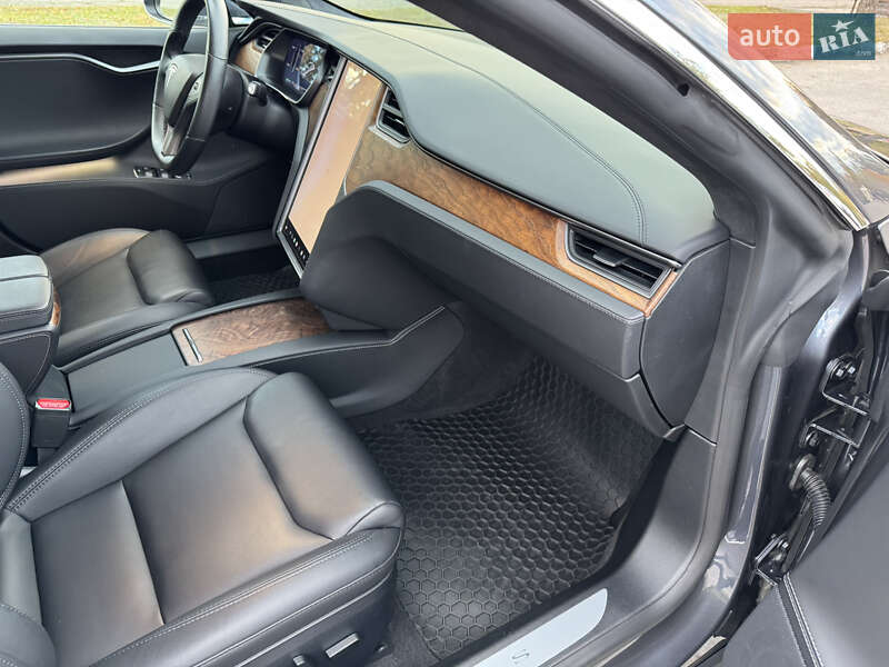 Лифтбек Tesla Model S 2020 в Запорожье