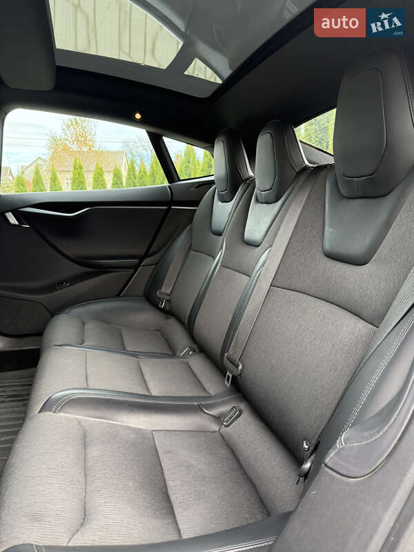 Лифтбек Tesla Model S 2018 в Львове
