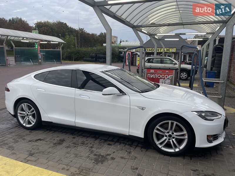 Лифтбек Tesla Model S 2015 в Ровно