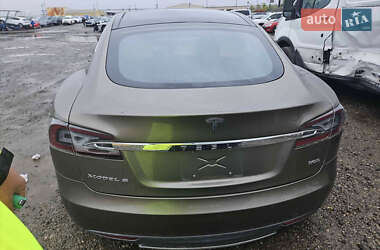 Tesla Model S 2015