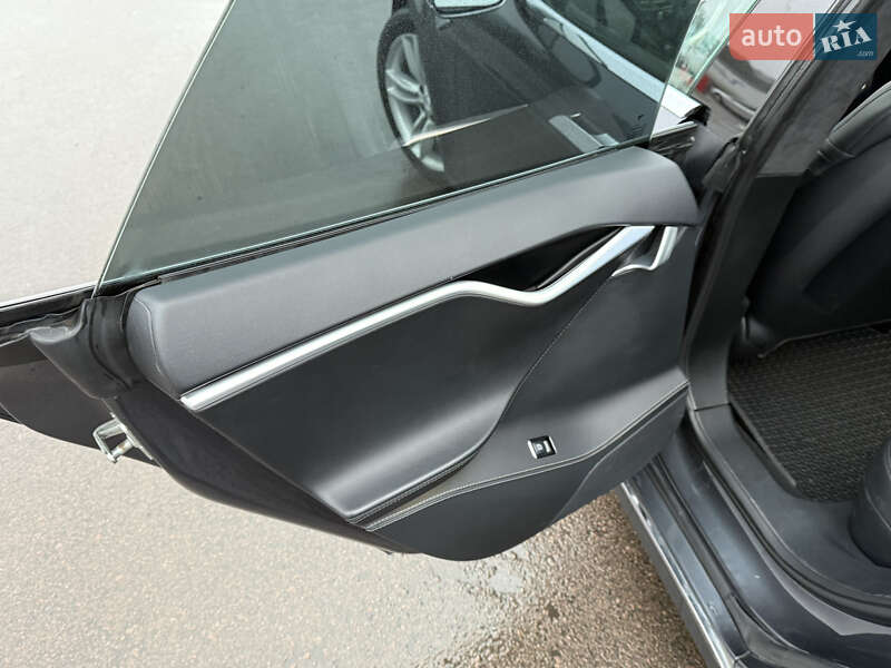 Лифтбек Tesla Model S 2015 в Ровно