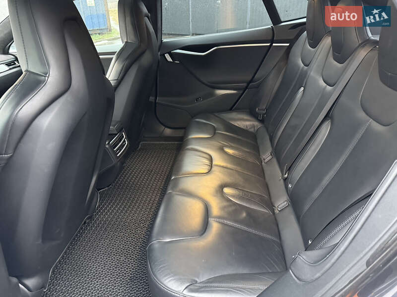 Лифтбек Tesla Model S 2015 в Ровно