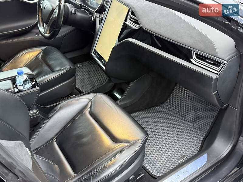 Лифтбек Tesla Model S 2015 в Ровно