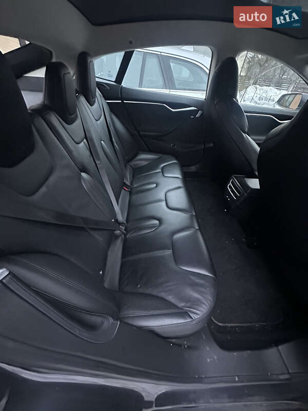 Лифтбек Tesla Model S 2017 в Львове