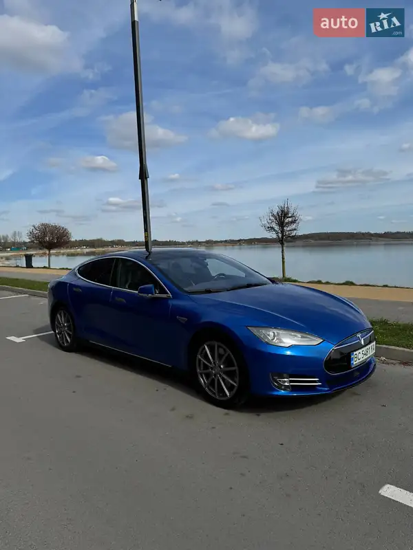 Tesla Model S 2015