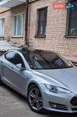 Tesla Model S 2015