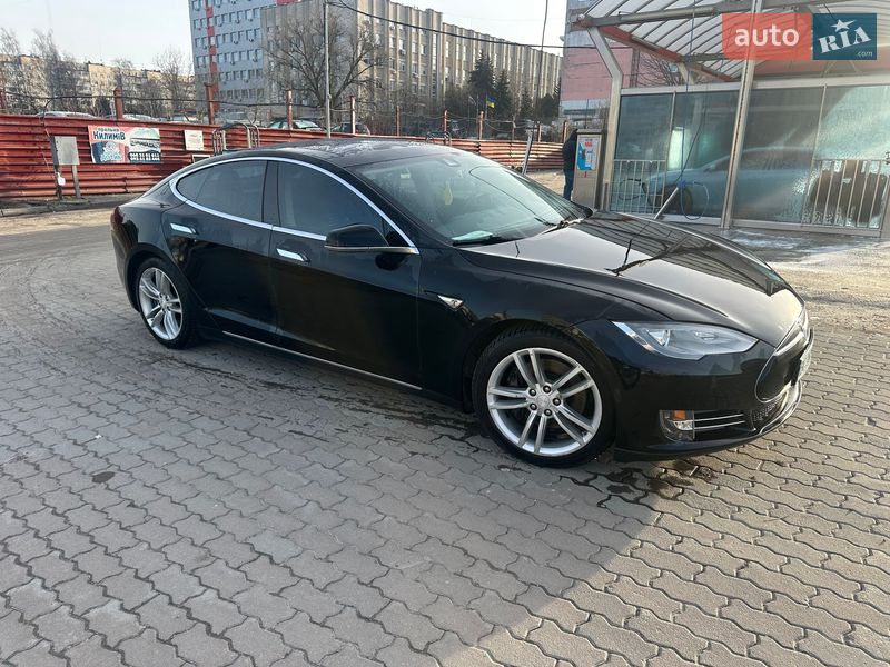 Лифтбек Tesla Model S 2015 в Львове