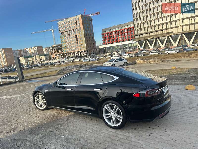 Лифтбек Tesla Model S 2015 в Львове