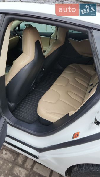 Ліфтбек Tesla Model S 2016 в Києві