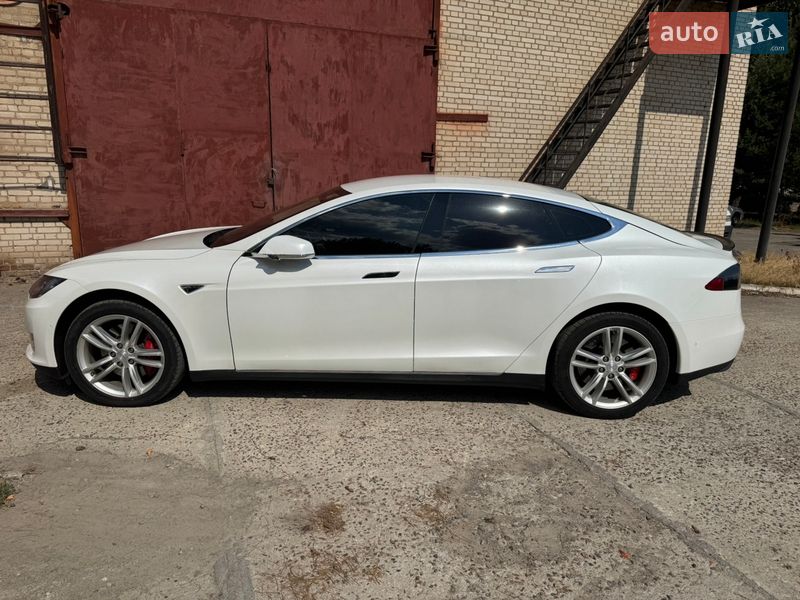 Ліфтбек Tesla Model S 2015 в Бершаді