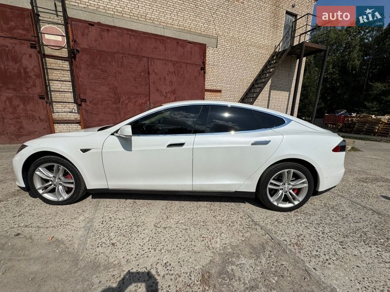 Ліфтбек Tesla Model S 2015 в Бершаді