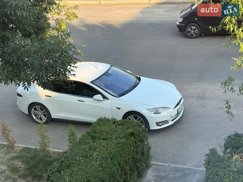 Ліфтбек Tesla Model S 2015 в Бершаді