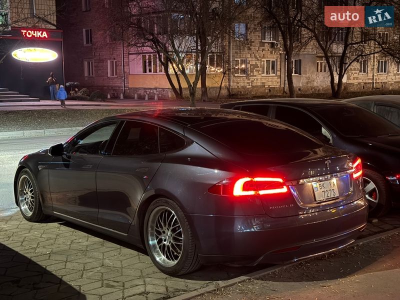 Лифтбек Tesla Model S 2015 в Ровно