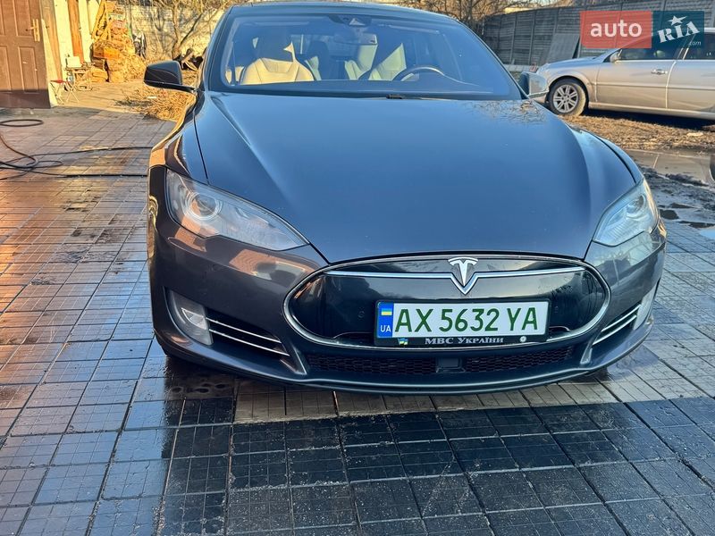 Лифтбек Tesla Model S 2015 в Мерефа