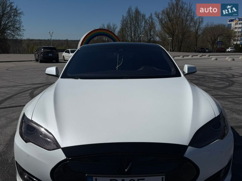 Лифтбек Tesla Model S 2015 в Запорожье